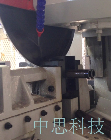 全自動(dòng)切管機(jī)切管畫(huà)面
